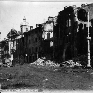 Piazza Grande devastata durante la Grande guerra. Il corso della storia ha annientato i sogni della Belle Époque di Gorizia.