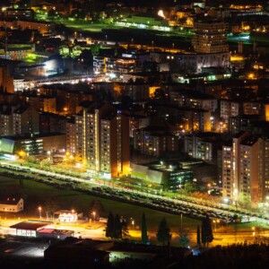 Una veduta notturna di Nova Gorica. In secondo piano la Stazione della Transalpina.