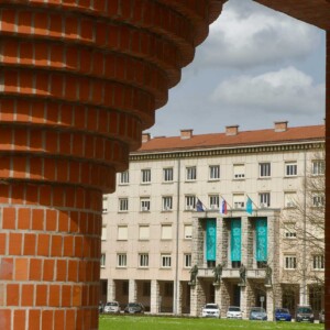Il palazzo Comunale inquadrato dal teatro nazionale Sloveno.