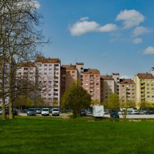 Skyline di Nova Gorica con condomini anni Settanta, oggi valorizzati attraverso il colore.