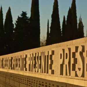 La parola “PRESENTE”, ripetuta ossessivamente nel Sacrario militare di Redipuglia.