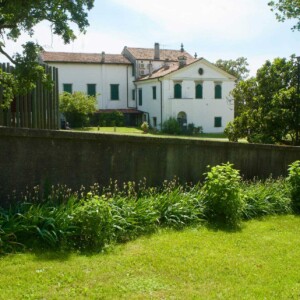 La villa veneta nel Parco Ungaretti di Sagrado fu comando militare italiano nella Prima guerra mondiale e conserva al proprio interno commoventi graffiti dei soldati.