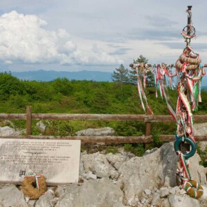 Una dedica che affratella soldati italiani e ungheresi sul monte San Michele.