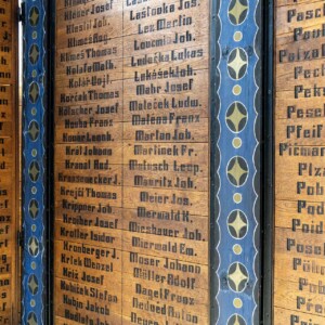 All’interno della chiesa del Santo Spirito sono incisi i nomi di 2564 soldati austro-ungarici caduti. All’esterno gli stemmi delle venti province dell’Impero.