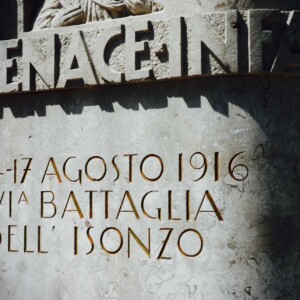 Un monumento sul ponte di Piuma ricorda che qui fu combattuta la VI Battaglia dell’Isonzo.