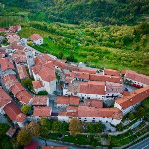 Il borgo fortificato di Šmartno-San Martino, già confine strategico tra Austria e Serenissima, presidiato dal XVI al XVIII secolo da mercenari degli Asburgo contro gli attacchi di Venezia.
