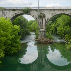 Il ponte ferroviario sul Vipacco, vicino al castello di Rubbia, presso la confluenza del fiume nell’Isonzo.