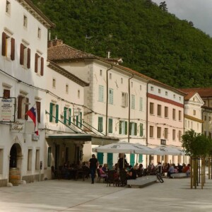 Uno scorcio di Glavni trg, la “piazza del mercato” di Vipava-Vipacco.