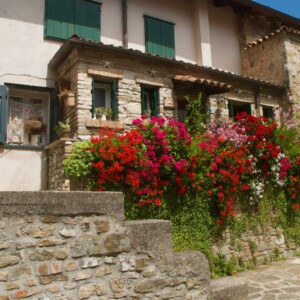 Una pittoresca casa di pescatori adornata di fiori nel centro storico di Grado.