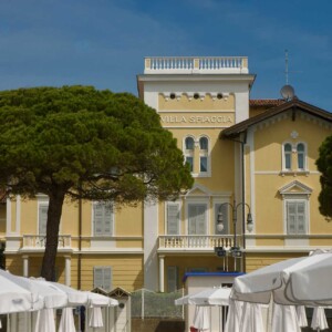 Villa Spiaggia, nel complesso delle ville Bianchi, testimonianza architettonica e di stile dell’Isola d’oro della Mitteleuropa.