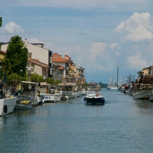 Il porto-canale di Grado, affollato di pescherecci e barche da diporto.