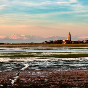 La Laguna di Grado, con l’isola di Barbana e le Prealpi.
