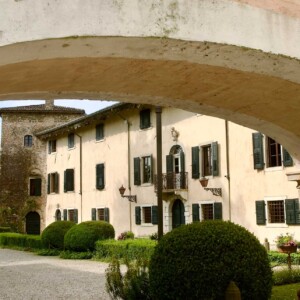 Scorcio del castello di Sopra nel borgo di Strassoldo.