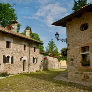Eleganti edifici rurali nel borgo medioevale di Strassoldo.