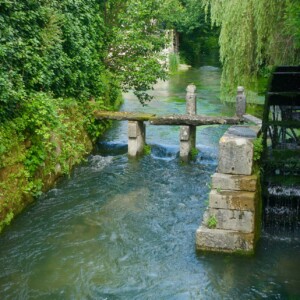 La roggia che separa i due castelli (di Sopra e di Sotto) nel borgo di Strassoldo.