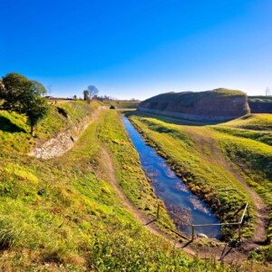 Oggi le mura della fortezza a forma di stella di Palmanova, diventate patrimonio dell’Umanità Unesco, offrono interessanti percorsi nel verde e nella storia di questa città unica.