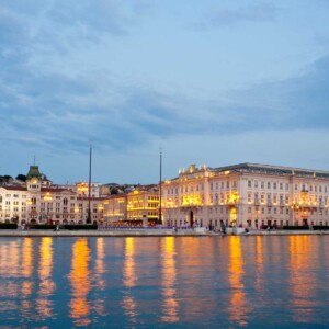 Gorizia-Nova Gorica dista <b>30 minuti d’auto</b> da <b>Trieste</b>.