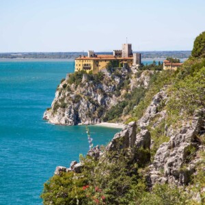 Il Castello di Duino-Devin dei Principi della Torre e Tasso (von Thurn und Taxis). Qui l’Adriatico incontra il Carso e qui furono ospitati nobili e artisti dalla Mitteleuropa: primo fra tutti il poeta boemo Rainer Maria Rilke, autore delle <i>Elegie duinesi</i>.