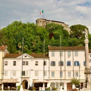 Una recente foto del Castello di Gorizia da piazza della Vittoria.