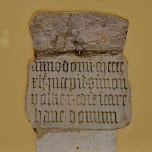 La lapide della casa degli Ungrispach di piazza Cavour, edificata nel 1441: <i>“Anno domini 1441 incepit Simon Volker aedeificare hanc domum”</i>. Al suo interno conserva un’affascinante struttura a volte.