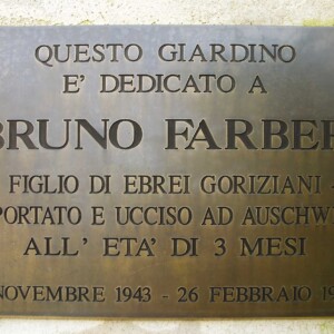 Targa dedicata al piccolo Bruno Farber deportato ad Auschwitz, nel giardino di via Ascoli a lui intitolato.