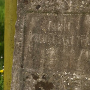 Il nome di Carlo Michelstaedter inciso sulla sua tomba, oggi quasi invisibile.