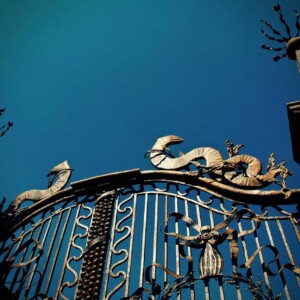 Il caratteristico cancello di via Ascoli in ferro battuto, forse già portone del ghetto.